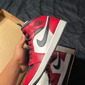Jordan 1 mid Chicago Black toe